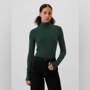 GAP Green Mockneck Ribbed Tee